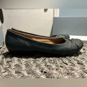 Green Sonoma flats with brass accents 7.5